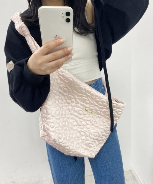 one after another NICE CLAUP(ワンアフターアナザーナイスクラップ)の「フラワーキルティングショルダー(ショルダーバッグ・レディース・ブラック/ピンク/アイボリー・FREE)」の13枚目の写真