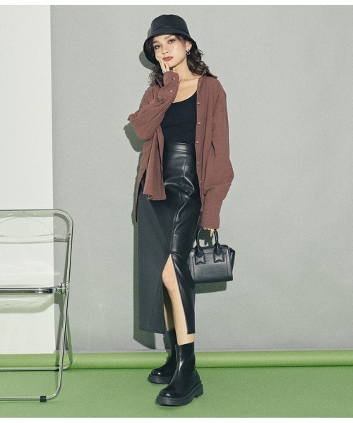 ANAP（アナップ）の「フェイクレザースリットスカート（スカート・レディース・ブラック/ブラウン・FREE）」の4枚目の写真