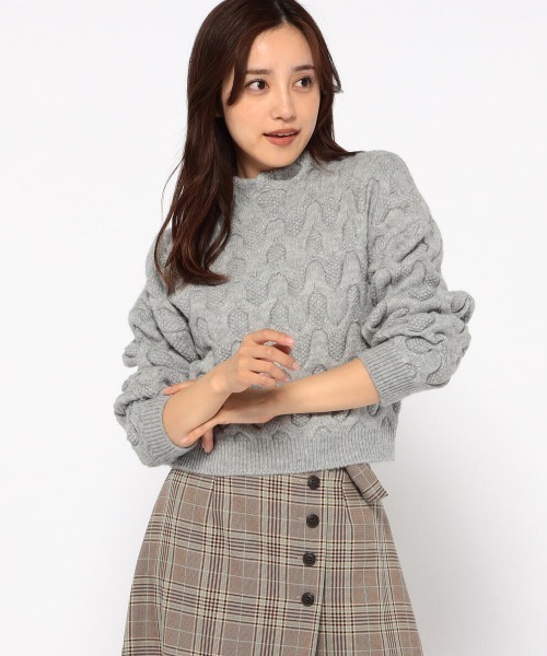 MISCH MASCH(ミッシュマッシュ)の「ミドルビッグケーブルニット(ニット/セーター・レディース・ホワイト/ライトグレー/ベージュ・MEDIUM)」の2枚目の写真