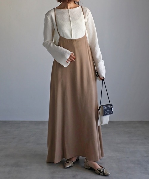 r.(アールドット)の「バッククロスキャミワンピース(ジャンパースカート・レディース・ブルー/アイボリー/ブラック/ベージュ/ライトグレー・FREE)」の1枚目の写真