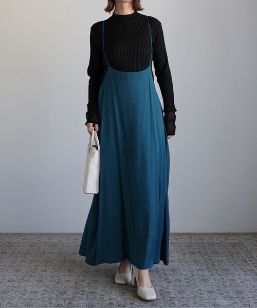 r.(アールドット)の「バッククロスキャミワンピース(ジャンパースカート・レディース・ブルー/アイボリー/ブラック/ベージュ/ライトグレー・FREE)」の5枚目の写真