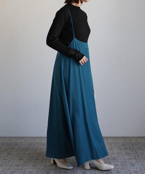 r.(アールドット)の「バッククロスキャミワンピース(ジャンパースカート・レディース・ブルー/アイボリー/ブラック/ベージュ/ライトグレー・FREE)」の6枚目の写真