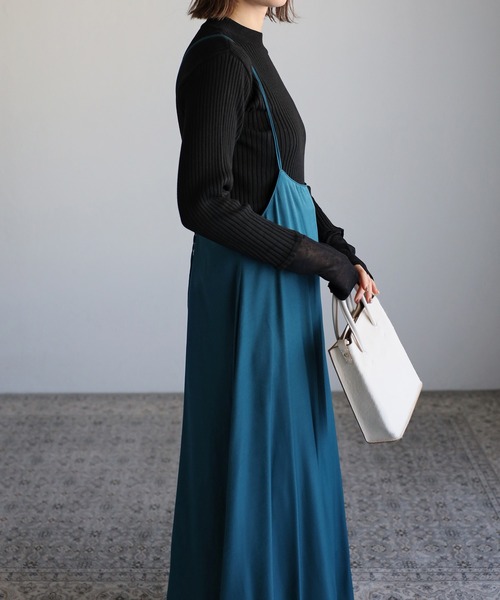 r.(アールドット)の「バッククロスキャミワンピース(ジャンパースカート・レディース・ブルー/アイボリー/ブラック/ベージュ/ライトグレー・FREE)」の9枚目の写真