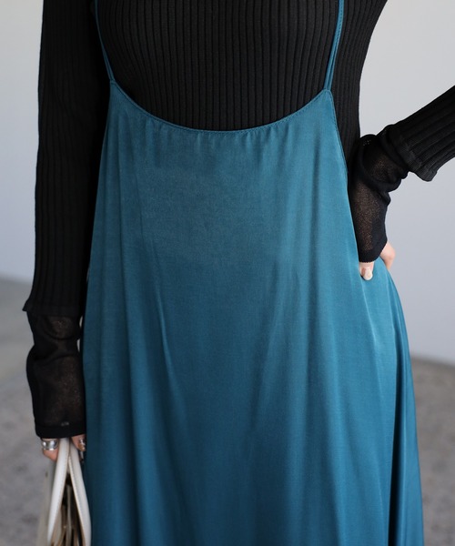 r.(アールドット)の「バッククロスキャミワンピース(ジャンパースカート・レディース・ブルー/アイボリー/ブラック/ベージュ/ライトグレー・FREE)」の11枚目の写真