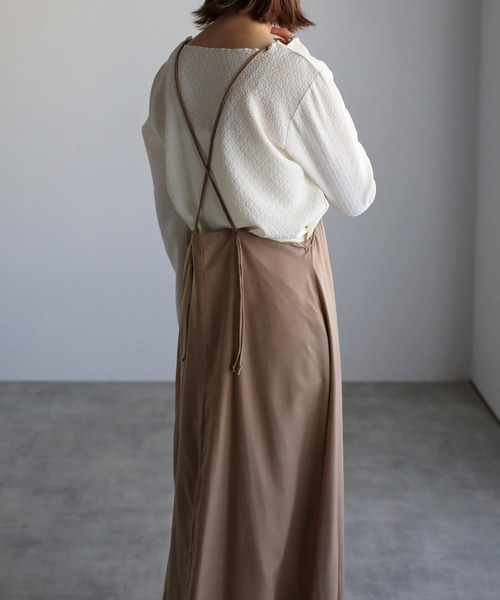 r.(アールドット)の「バッククロスキャミワンピース(ジャンパースカート・レディース・ブルー/アイボリー/ブラック/ベージュ/ライトグレー・FREE)」の16枚目の写真