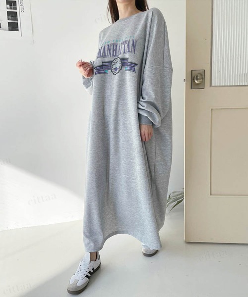 Dalfwin（ダールフィン）の「MANHATTANカレッジロゴプリントワンピースロング（ワンピース・レディース・グレー/ネイビー/グレー系その他・FREE）」の4枚目の写真
