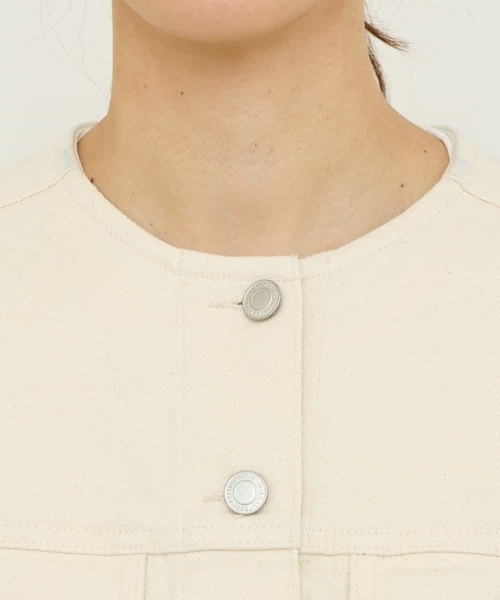 a.v.v（アーヴェヴェ）の「ノーカラーGジャン（デニムジャケット・レディース・ネイビー/アイボリー・40/36/38/34/42）」の20枚目の写真