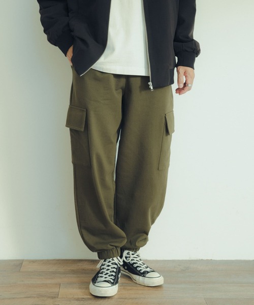 ITEMS URBANRESEARCH（アイテムズ アーバンリサーチ）の「裏毛スウェット カーゴパンツ（スウェットパンツ・メンズ・カーキ/グレー/ブラック・LARGE/MEDIUM）」の3枚目の写真