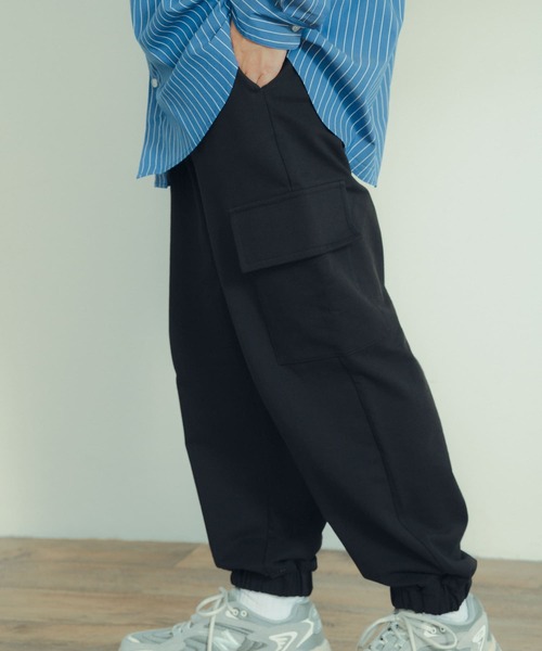 ITEMS URBANRESEARCH（アイテムズ アーバンリサーチ）の「裏毛スウェット カーゴパンツ（スウェットパンツ・メンズ・カーキ/グレー/ブラック・LARGE/MEDIUM）」の4枚目の写真