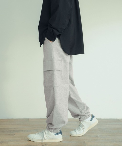 ITEMS URBANRESEARCH（アイテムズ アーバンリサーチ）の「裏毛スウェット カーゴパンツ（スウェットパンツ・メンズ・カーキ/グレー/ブラック・LARGE/MEDIUM）」の13枚目の写真