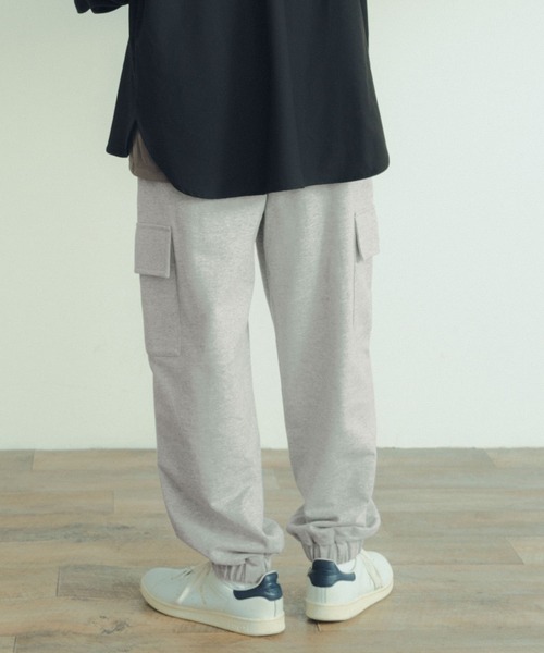 ITEMS URBANRESEARCH（アイテムズ アーバンリサーチ）の「裏毛スウェット カーゴパンツ（スウェットパンツ・メンズ・カーキ/グレー/ブラック・LARGE/MEDIUM）」の14枚目の写真