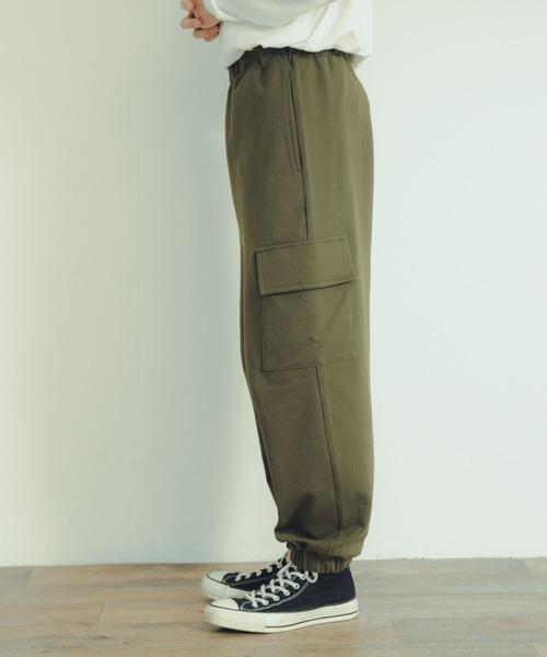 ITEMS URBANRESEARCH（アイテムズ アーバンリサーチ）の「裏毛スウェット カーゴパンツ（スウェットパンツ・メンズ・カーキ/グレー/ブラック・LARGE/MEDIUM）」の21枚目の写真