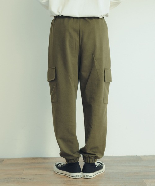 ITEMS URBANRESEARCH（アイテムズ アーバンリサーチ）の「裏毛スウェット カーゴパンツ（スウェットパンツ・メンズ・カーキ/グレー/ブラック・LARGE/MEDIUM）」の22枚目の写真