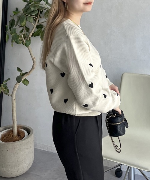 prose verse(プロズヴェール)の「ハート刺繍ニット(ニット/セーター・レディース・ブラック/ベージュ・フリ-)」の9枚目の写真