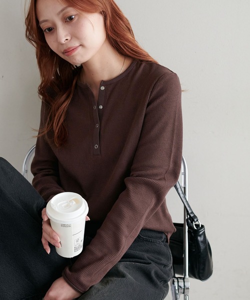 DISCOAT（ディスコート）の「≪新色追加≫【WEB限定】ワッフルボーダー長袖Tシャツ（Tシャツ/カットソー・レディース・アイボリー/ブラック/ブラック系その他/ホワイト系その他/ホワイト/ベージュ/ネイビー/オレンジ/チャコールグレー/ピンク系その他/グレー系その他/ベージュ系その他/グレー/ライトベージュ/ブラウン/ホワイト系その他2/ブラック系その他2/ブラック系その他3/グレー系その他2/グリーン系その他/ブルー系その他/キャメル/サーモンピンク/グレイッシュベージュ/カーキ/ダークブラウン/オレンジ系その他2/インディゴブルー/サンドベージュ・MEDIUM）」の13枚目の写真