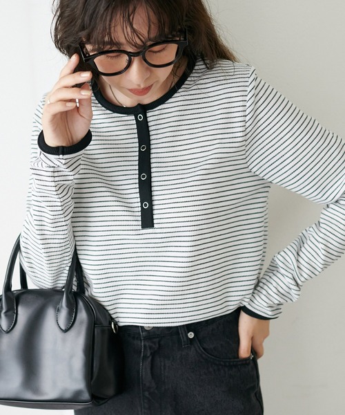 DISCOAT（ディスコート）の「≪新色追加≫【WEB限定】ワッフルボーダー長袖Tシャツ（Tシャツ/カットソー・レディース・アイボリー/ブラック/ブラック系その他/ホワイト系その他/ホワイト/ベージュ/ネイビー/オレンジ/チャコールグレー/ピンク系その他/グレー系その他/ベージュ系その他/グレー/ライトベージュ/ブラウン/ホワイト系その他2/ブラック系その他2/ブラック系その他3/グレー系その他2/グリーン系その他/ブルー系その他/キャメル/サーモンピンク/グレイッシュベージュ/カーキ/ダークブラウン/オレンジ系その他2/インディゴブルー/サンドベージュ・MEDIUM）」の4枚目の写真