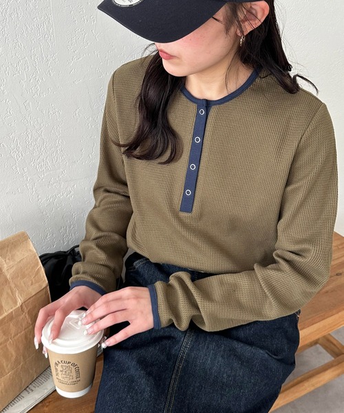 DISCOAT（ディスコート）の「≪新色追加≫【WEB限定】ワッフルボーダー長袖Tシャツ（Tシャツ/カットソー・レディース・アイボリー/ブラック/ブラック系その他/ホワイト系その他/ホワイト/ベージュ/ネイビー/オレンジ/チャコールグレー/ピンク系その他/グレー系その他/ベージュ系その他/グレー/ライトベージュ/ブラウン/ホワイト系その他2/ブラック系その他2/ブラック系その他3/グレー系その他2/グリーン系その他/ブルー系その他/キャメル/サーモンピンク/グレイッシュベージュ/カーキ/ダークブラウン/オレンジ系その他2/インディゴブルー/サンドベージュ・MEDIUM）」の21枚目の写真