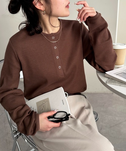 DISCOAT（ディスコート）の「≪新色追加≫【WEB限定】ワッフルボーダー長袖Tシャツ（Tシャツ/カットソー・レディース・アイボリー/ブラック/ブラック系その他/ホワイト系その他/ホワイト/ベージュ/ネイビー/オレンジ/チャコールグレー/ピンク系その他/グレー系その他/ベージュ系その他/グレー/ライトベージュ/ブラウン/ホワイト系その他2/ブラック系その他2/ブラック系その他3/グレー系その他2/グリーン系その他/ブルー系その他/キャメル/サーモンピンク/グレイッシュベージュ/カーキ/ダークブラウン/オレンジ系その他2/インディゴブルー/サンドベージュ・MEDIUM）」の14枚目の写真