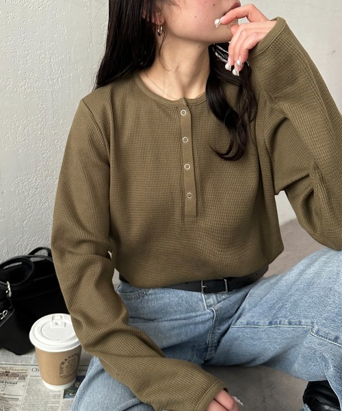 DISCOAT（ディスコート）の「≪新色追加≫【WEB限定】ワッフルボーダー長袖Tシャツ（Tシャツ/カットソー・レディース・アイボリー/ブラック/ブラック系その他/ホワイト系その他/ホワイト/ベージュ/ネイビー/オレンジ/チャコールグレー/ピンク系その他/グレー系その他/ベージュ系その他/グレー/ライトベージュ/ブラウン/ホワイト系その他2/ブラック系その他2/ブラック系その他3/グレー系その他2/グリーン系その他/ブルー系その他/キャメル/サーモンピンク/グレイッシュベージュ/カーキ/ダークブラウン/オレンジ系その他2/インディゴブルー/サンドベージュ・MEDIUM）」の20枚目の写真