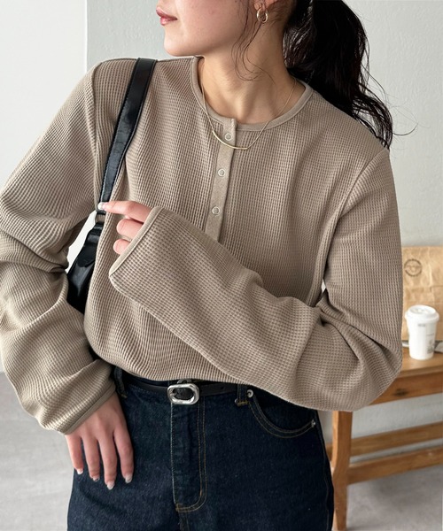 DISCOAT（ディスコート）の「≪新色追加≫【WEB限定】ワッフルボーダー長袖Tシャツ（Tシャツ/カットソー・レディース・アイボリー/ブラック/ブラック系その他/ホワイト系その他/ホワイト/ベージュ/ネイビー/オレンジ/チャコールグレー/ピンク系その他/グレー系その他/ベージュ系その他/グレー/ライトベージュ/ブラウン/ホワイト系その他2/ブラック系その他2/ブラック系その他3/グレー系その他2/グリーン系その他/ブルー系その他/キャメル/サーモンピンク/グレイッシュベージュ/カーキ/ダークブラウン/オレンジ系その他2/インディゴブルー/サンドベージュ・MEDIUM）」の19枚目の写真