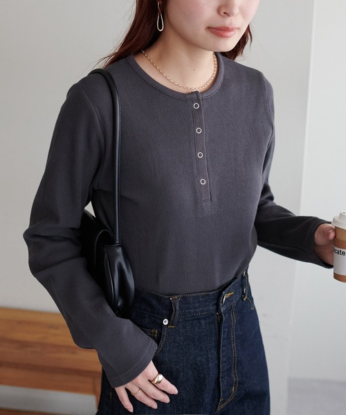 DISCOAT（ディスコート）の「≪新色追加≫【WEB限定】ワッフルボーダー長袖Tシャツ（Tシャツ/カットソー・レディース・アイボリー/ブラック/ブラック系その他/ホワイト系その他/ホワイト/ベージュ/ネイビー/オレンジ/チャコールグレー/ピンク系その他/グレー系その他/ベージュ系その他/グレー/ライトベージュ/ブラウン/ホワイト系その他2/ブラック系その他2/ブラック系その他3/グレー系その他2/グリーン系その他/ブルー系その他/キャメル/サーモンピンク/グレイッシュベージュ/カーキ/ダークブラウン/オレンジ系その他2/インディゴブルー/サンドベージュ・MEDIUM）」の10枚目の写真