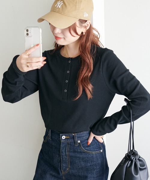 DISCOAT（ディスコート）の「≪新色追加≫【WEB限定】ワッフルボーダー長袖Tシャツ（Tシャツ/カットソー・レディース・アイボリー/ブラック/ブラック系その他/ホワイト系その他/ホワイト/ベージュ/ネイビー/オレンジ/チャコールグレー/ピンク系その他/グレー系その他/ベージュ系その他/グレー/ライトベージュ/ブラウン/ホワイト系その他2/ブラック系その他2/ブラック系その他3/グレー系その他2/グリーン系その他/ブルー系その他/キャメル/サーモンピンク/グレイッシュベージュ/カーキ/ダークブラウン/オレンジ系その他2/インディゴブルー/サンドベージュ・MEDIUM）」の6枚目の写真