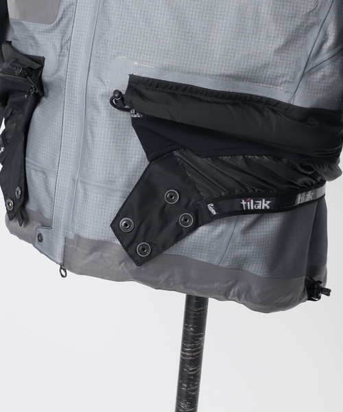 Tilak（ティラック）の「【TILAK / ティラック】別注 Raptor Jacket GORE-TEX (R) PRO（マウンテンパーカー・メンズ・ブラック・SMALL/MEDIUM/LARGE/X-LARGE）」の10枚目の写真