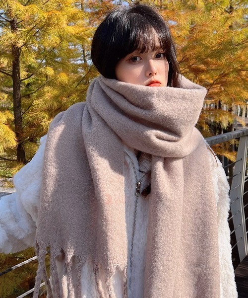 Miniministore(ミニミニストア)の「ボリューム ワイドマフラーフリンジ 無地(マフラー・レディース・ブラック/グレイッシュベージュ/ライトブルー/エメラルドブルー/グリーン/コーラルピンク/ベージュ/ブルー/ホワイト/ベージュ系1/イエロー/パープル/クリーム/ライトカーキ/ベビーピンク・フリー)」の6枚目の写真