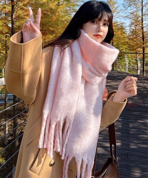 Miniministore(ミニミニストア)の「ボリューム ワイドマフラーフリンジ 無地(マフラー・レディース・ブラック/グレイッシュベージュ/ライトブルー/エメラルドブルー/グリーン/コーラルピンク/ベージュ/ブルー/ホワイト/ベージュ系1/イエロー/パープル/クリーム/ライトカーキ/ベビーピンク・フリー)」の14枚目の写真