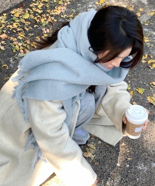 Miniministore(ミニミニストア)の「ボリューム ワイドマフラーフリンジ 無地(マフラー・レディース・ブラック/グレイッシュベージュ/ライトブルー/エメラルドブルー/グリーン/コーラルピンク/ベージュ/ブルー/ホワイト/ベージュ系1/イエロー/パープル/クリーム/ライトカーキ/ベビーピンク・フリー)」の9枚目の写真