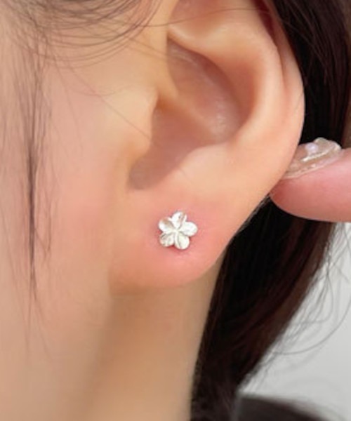 MASHIRO（マシロ）の「【MASHIRO】ハワイアンフラワーモチーフピアス（ピアス（両耳用）・レディース・シルバー/ゴールド・FREE）」の5枚目の写真