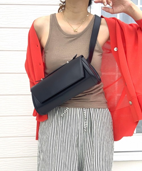 Q(キュー)の「カップ付きラメアメスリタンク(タンクトップ・レディース・ブラック/グレイッシュベージュ・MEDIUM)」の2枚目の写真