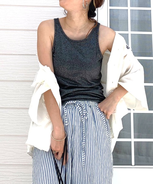 Q(キュー)の「カップ付きラメアメスリタンク(タンクトップ・レディース・ブラック/グレイッシュベージュ・MEDIUM)」の1枚目の写真