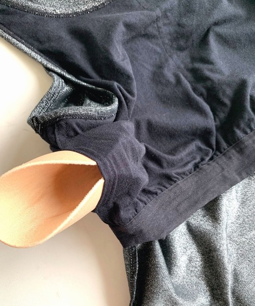 Q(キュー)の「カップ付きラメアメスリタンク(タンクトップ・レディース・ブラック/グレイッシュベージュ・MEDIUM)」の9枚目の写真