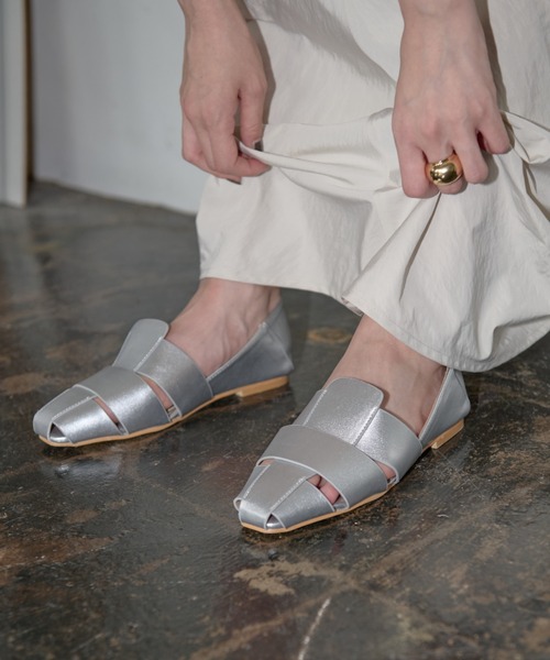 AIC.(エーアイシー)の「グルカフラットシューズ(パンプス・レディース・シルバー/ブラック/オフホワイト・SMALL/MEDIUM/LARGE)」の6枚目の写真