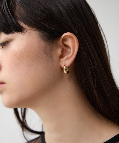 AZUL by moussy(アズールバイマウジー)の「ステンレスプチフープピアス(ピアス(両耳用)・レディース・ゴールド系その他/シルバー・FREE)」の2枚目の写真