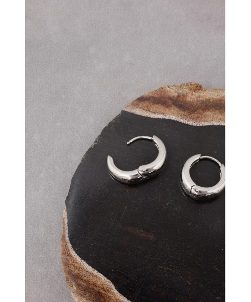 AZUL by moussy(アズールバイマウジー)の「ステンレスプチフープピアス(ピアス(両耳用)・レディース・ゴールド系その他/シルバー・FREE)」の8枚目の写真