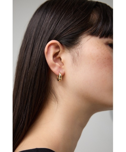 AZUL by moussy(アズールバイマウジー)の「ステンレスプチフープピアス(ピアス(両耳用)・レディース・ゴールド系その他/シルバー・FREE)」の7枚目の写真