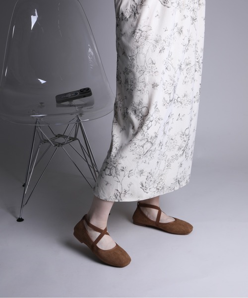 shoes365(シューズスリーシックスファイヴ)の「【shoes365】スエード素材のクロスストラップバレエシューズ(バレエシューズ・レディース・ブラウン/ピンク/レッド/ブラック・22.5cm/23.0cm/23.5cm/24.0cm/24.5cm/25.0cm)」の14枚目の写真