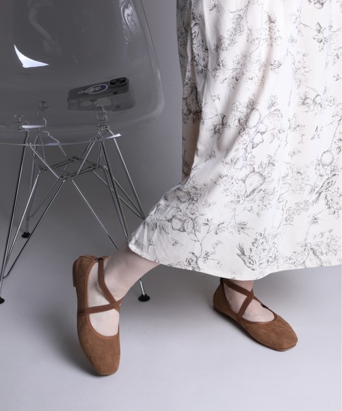 shoes365(シューズスリーシックスファイヴ)の「【shoes365】スエード素材のクロスストラップバレエシューズ(バレエシューズ・レディース・ブラウン/ピンク/レッド/ブラック・22.5cm/23.0cm/23.5cm/24.0cm/24.5cm/25.0cm)」の16枚目の写真