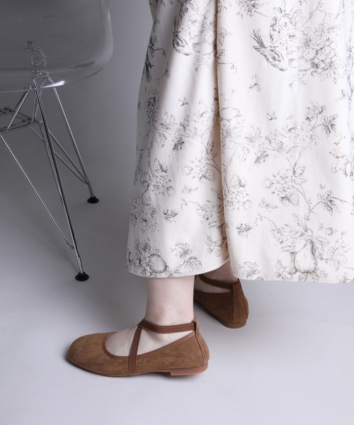 shoes365(シューズスリーシックスファイヴ)の「【shoes365】スエード素材のクロスストラップバレエシューズ(バレエシューズ・レディース・ブラウン/ピンク/レッド/ブラック・22.5cm/23.0cm/23.5cm/24.0cm/24.5cm/25.0cm)」の17枚目の写真