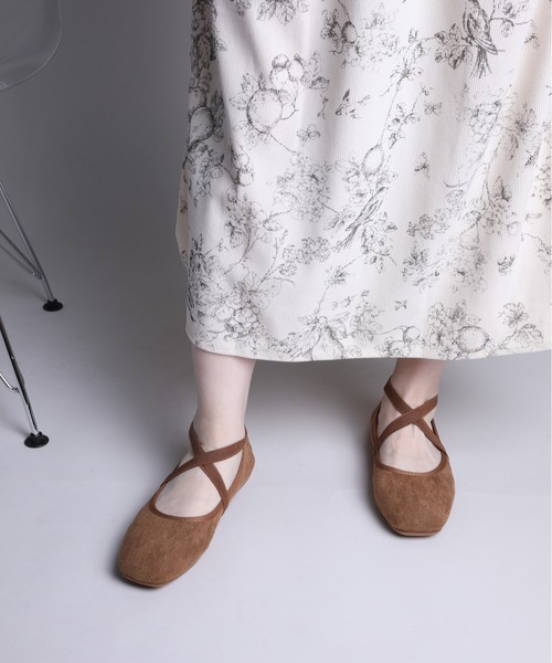 shoes365(シューズスリーシックスファイヴ)の「【shoes365】スエード素材のクロスストラップバレエシューズ(バレエシューズ・レディース・ブラウン/ピンク/レッド/ブラック・22.5cm/23.0cm/23.5cm/24.0cm/24.5cm/25.0cm)」の19枚目の写真
