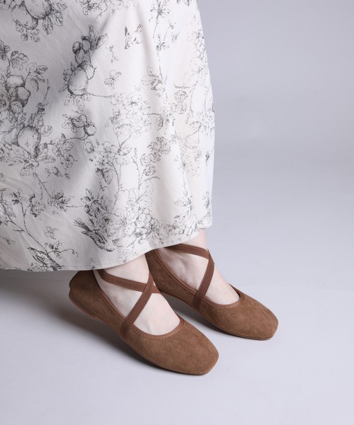 shoes365(シューズスリーシックスファイヴ)の「【shoes365】スエード素材のクロスストラップバレエシューズ(バレエシューズ・レディース・ブラウン/ピンク/レッド/ブラック・22.5cm/23.0cm/23.5cm/24.0cm/24.5cm/25.0cm)」の20枚目の写真