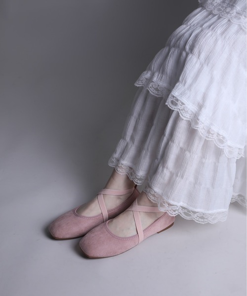 shoes365(シューズスリーシックスファイヴ)の「【shoes365】スエード素材のクロスストラップバレエシューズ(バレエシューズ・レディース・ブラウン/ピンク/レッド/ブラック・22.5cm/23.0cm/23.5cm/24.0cm/24.5cm/25.0cm)」の7枚目の写真