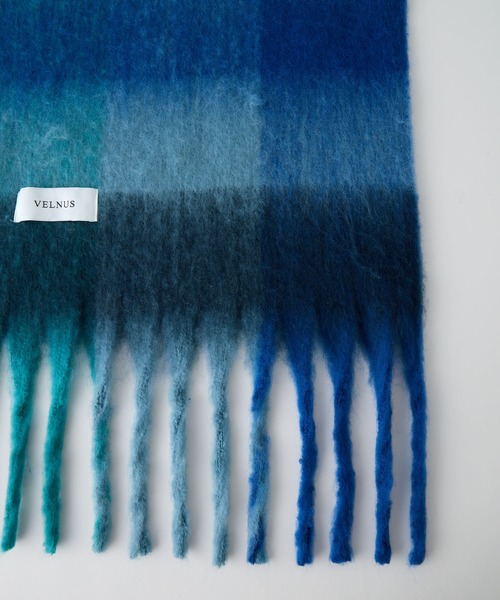 VELNUS(ベルナス)の「【VELNUS】Mohair touch gradation-like volume check muffler/モヘアタッチ グラデーションライクボリュームチェックマフラー(マフラー・メンズ・イエロー系/ブルー系・FREE)」の11枚目の写真
