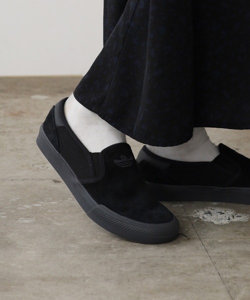 adidas(アディダス)の「adidas/アディダス SHMOOFOIL SLIP シュムーフォイル スニーカー(スリッポン・メンズ・ブラック・27.5/26.5/26/27/28/28.5)」の8枚目の写真