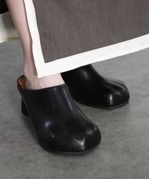 Reurie'（レウリィ）の「変形トゥミュール／deformed toe mule ディフォームド サボ 厚底 シンプル きれいめ 大人カジュアル タンクヒール 黒 ブラック（パンプス）」