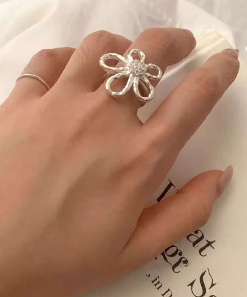 キラリ花の形状リング シルバー色 resonance】フラワーモチーフ キラキラ シルバー リング（リング