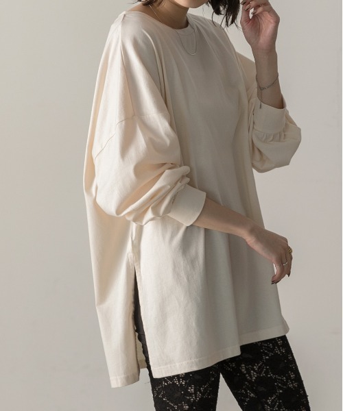 ad thie(アドティエ)の「スリット入り ビッグロングTシャツ(Tシャツ/カットソー・レディース・チャコール/ブラック/オフホワイト/ナチュラル・FREE)」の1枚目の写真