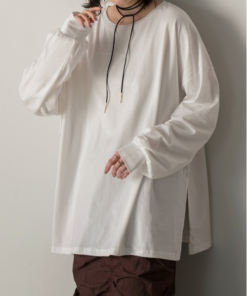 ad thie(アドティエ)の「スリット入り ビッグロングTシャツ(Tシャツ/カットソー・レディース・チャコール/ブラック/オフホワイト/ナチュラル・FREE)」の2枚目の写真